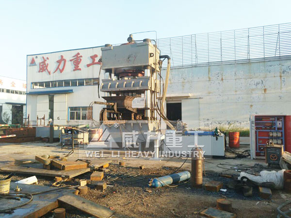 2000噸液壓機(jī)加工生產(chǎn)現(xiàn)場(chǎng)圖片