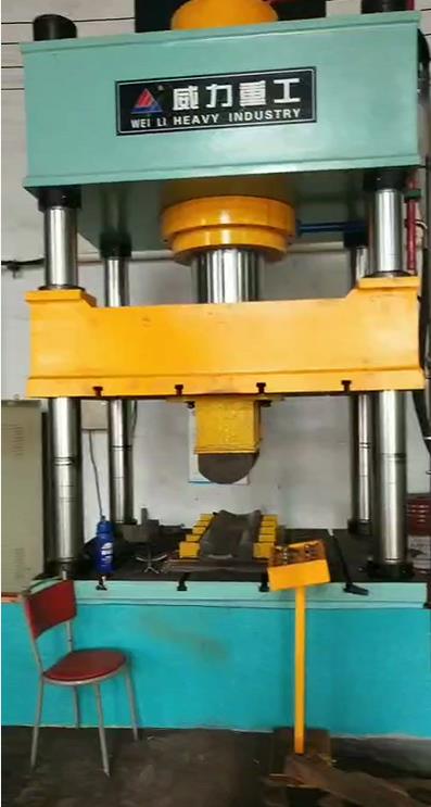 500噸四柱液壓機(jī)客戶(hù)使用現(xiàn)場(chǎng)